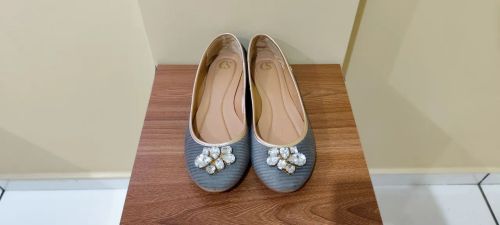 Sapatilha feminina com pedrarias Carmen Steffens n. 39
