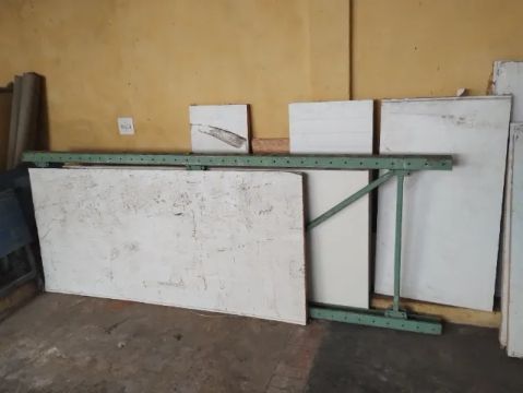 Placas de espuma com revestimento de metal para forro e isolamento térmico
