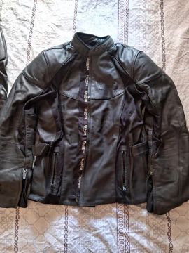 Jaqueta e Calça de Couro Triumph para motociclista (Triumph)