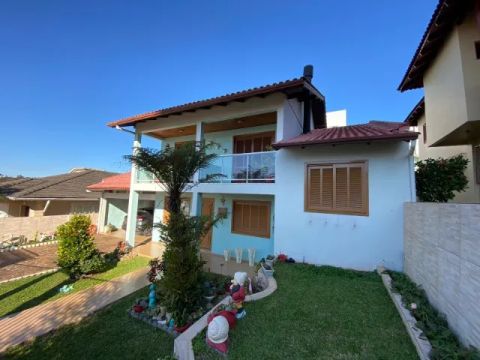 Casa com 04 quartos
