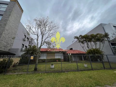 Casa para locação comercial, centro, rua esquina com a Gueixa Sushi, ao lado academia Kirr