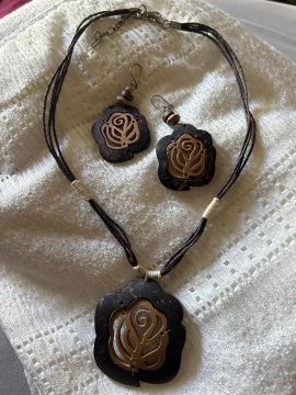Conjunto de colar e brincos com flor em coco