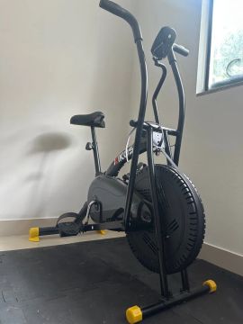 Bicicleta  air bike Ergométrica kikos A5 vertical 