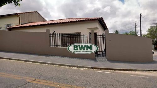 Casa térrea a venda de esquina, no Jardim Simus com três dormitórios sendo uma suite, sala
