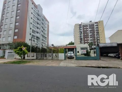 Terreno com excelente metragem 730M² no Cristo Redentor em rua residencial e próxima a Ass
