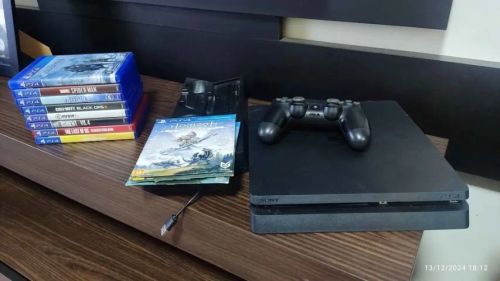 Playstation 4 Slim 500GB + 10 jogos em CD + Base vertical + Controle