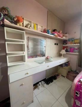 Penteadeira Branca com Detalhes em Rose 