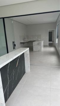 Linda casa em condomínio fechado