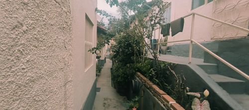 Casa geminada com 2 kitnets alugadas 