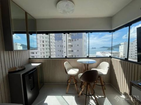 APARTAMENTO QUADRA MAR COM 2 DORMITÓRIOS REFORMADO, MOBILIADO E DECORADO COM VISTA PARA O 
