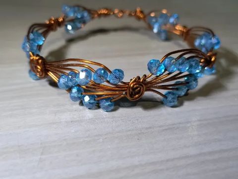 Pulseira em Cobre com pedrinhas azuis. 100% artesanal.