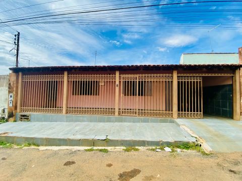 Casa à Venda no Valparaíso Etapa C - 3 Quartos e Suíte com Banheira