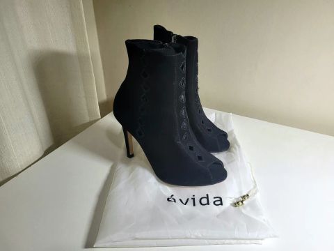 Botas de salto alto pretas com recortes