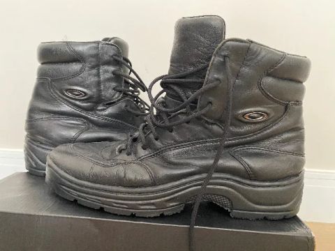 Bota Oakley