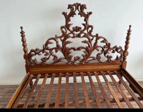 Cama antiga Madeira Maciça entalhada 