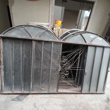Janelas de ferro com design clássico