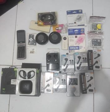 Lote de fones e outros irens