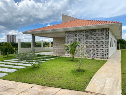 Excelente Casa Reformada localizada no Alphaville Brasília por R$ 1.450.000,00. ALTO PADRÃ