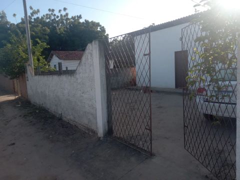 Vendo uma casa na zona rural de Macaíba.