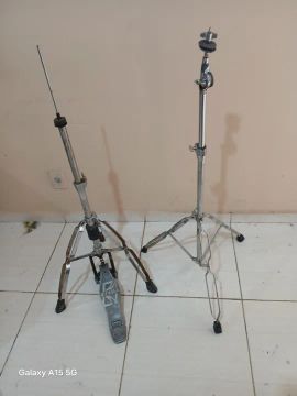 Máquina de chimbal e estante reta.