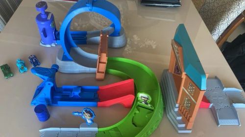 Pista PJMaks com 2 carrinhos Hot Wheels
