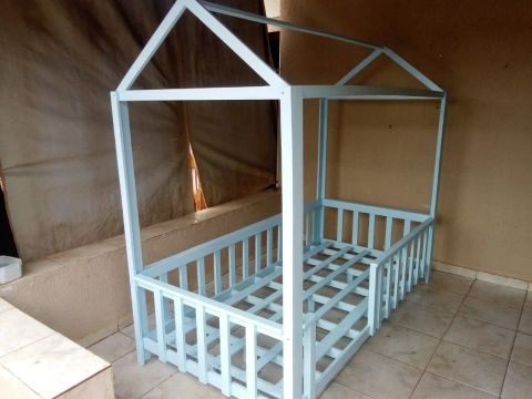 Cama infantil em madeira, estilo casinha!