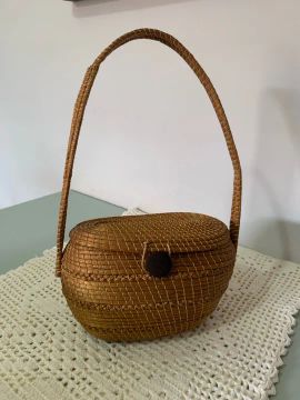 Bolsa de crochê e capim dourado