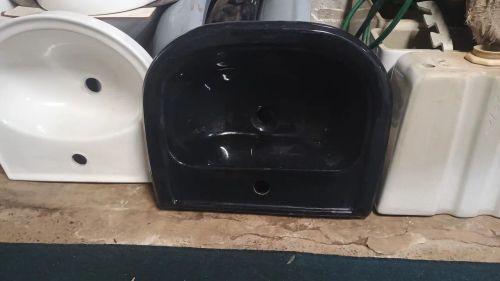 Lavatórios novos preto e cinza sem a coluna