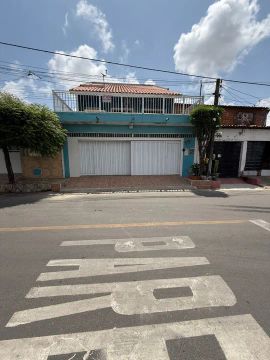 Casa duplex com cinco dormitórios sendo dois suítes -200 m² -Nova Metrópole 