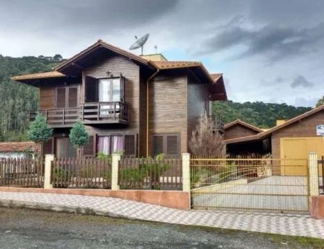 Casa no centro de Urubici com  garagem!