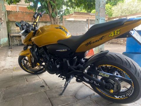 Vendoou troco por carro do meu interesse .Hornet, impecável 