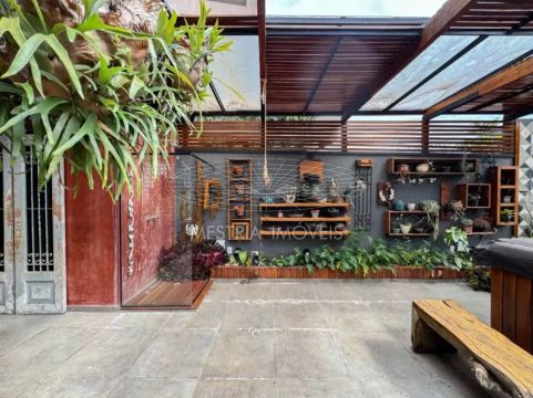 Na Vila Madalena, uma casa para curtir amigos e sua família.