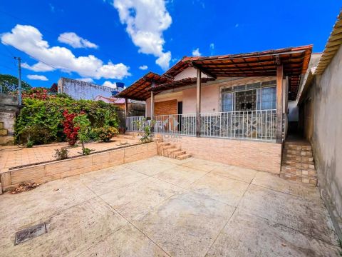 CASA LINEAR NO CONJUNTO CELSO MACHADO - SERRANO