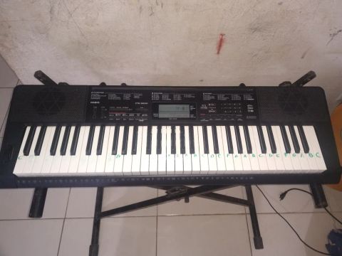 Teclado Casio CTK-3200 semi novo por apenas R$900