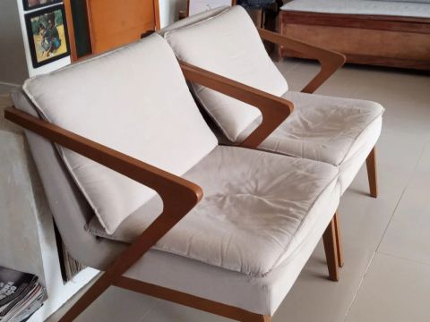 POLTRONAS DE MADEIRA COM LINHO BEGE