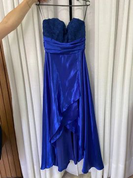 Vestido em cetim azul bic