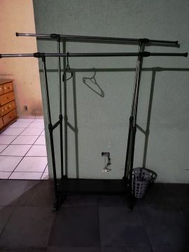Varal de Roupa Retrátil com Rodinhas