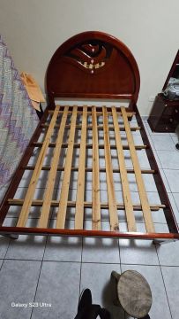 Cama de madeira maciça com cabeceira
