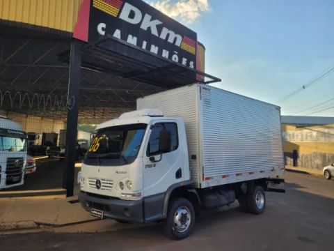M.Benz / 715 C ano 2006 baú de 4.50 mts.