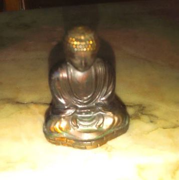 Miniatura em bronze cinzelado representando escultura de Buda Peça marcada *Descrição