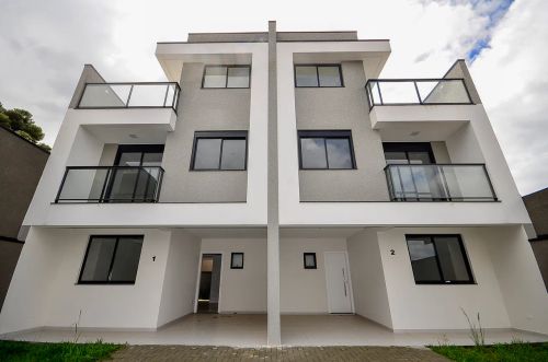 Sobrado para venda possui 144 metros quadrados com 3 quartos em Boa Vista - Curitiba - PR