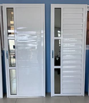 Portas de alumínio branco com vidro lateral