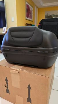 Bauleto para Moto Givi 45 litros monolock, com encosto original Givi.