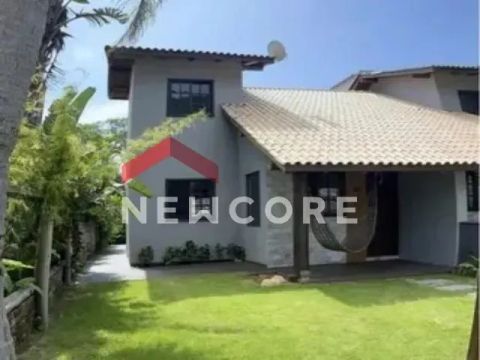 Casa em Rua Joaqquina Abreu de Araújo - Panorâmico - Garopaba/SC