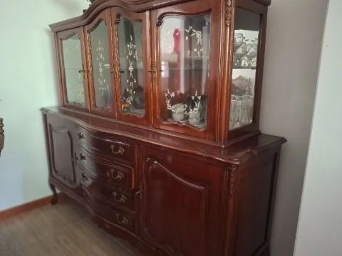 Cristaleira antiga de madeira maciça 