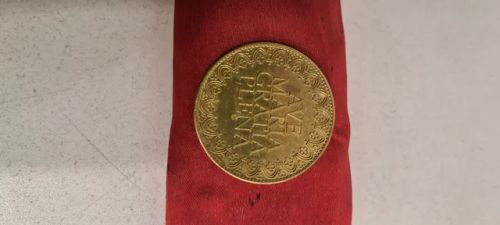 Medalha dourada da Catedral de Notre Dame de Paris em estado flor de cunho.