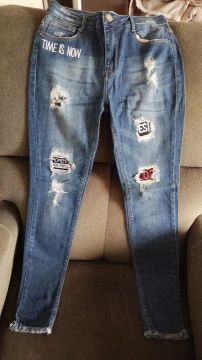 Calça Jeans Destroyed com Detalhes