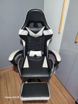 Cadeira Gamer Preto e Branco com Apoio para os Pés