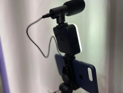 Kit de iluminação e microfone para smartphone