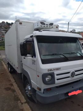 Caminhão Volks 8150 baú refrigerado 